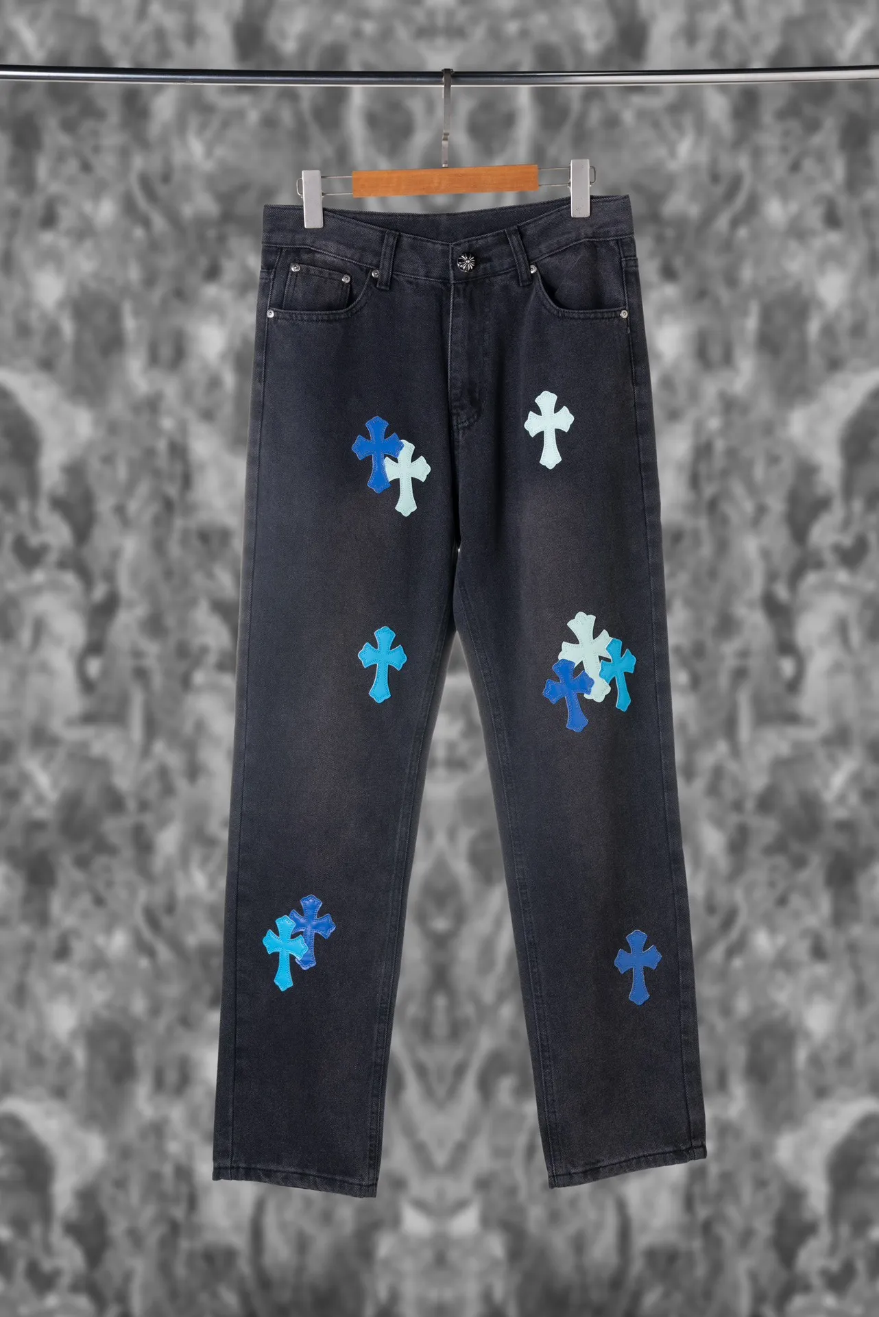 P220 Top version (black pants and blue leather) Top version Chrome Hearts jeans with leather jeans. As we all know, chromehearts jeans use vintage Levis jeans as the base for creation. They usually add their own unique silver buckles and silver ornaments, plus leather embellishments. This is what doubles the value of these vintage jeans, because the base is Vintage jeans, jeans themselves have become very soft and comfortable after years of baptism, which can be distinguished from ordinary jeans. You should also refer to the pants data for size. Style number: 1850# Color: black pants blue leather Size: 28 30 32 34 36 28 Waist 86 Hips 100 Pants length 102 30 Waist 90 Hips 104 Pants length 104 32 Waist 94 Hips 108, pants length 106 34, waist 98, hips 112, pants length 110 36, waist 102, hips 116, pants length 112